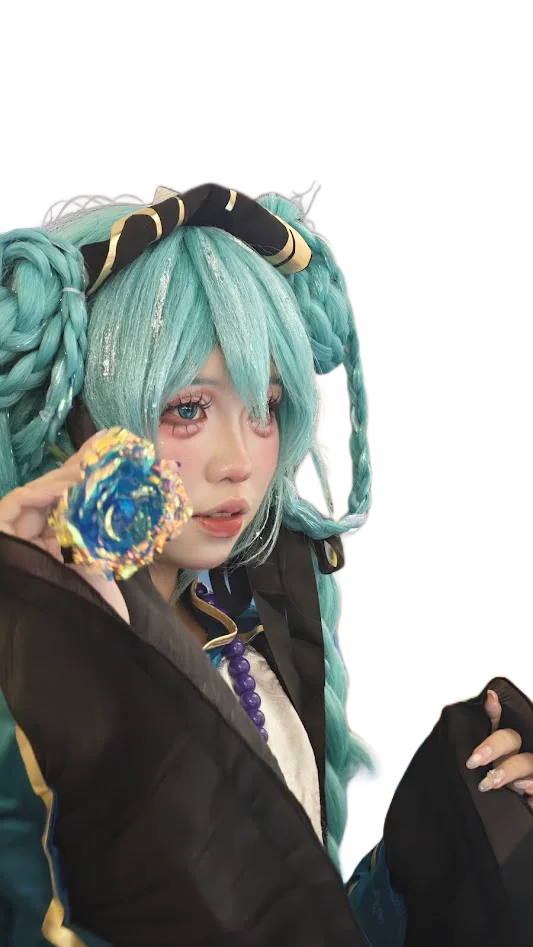 Phương Anh cosplay Miku với mái tóc xanh ngọc