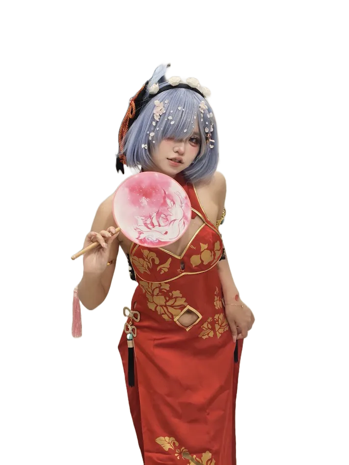 Phương Anh cosplay Rem, cầm chiếc quạt màu hồng